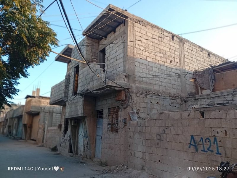 بيت طابقين جنب مساكن نجها مع محلين ع الطريق