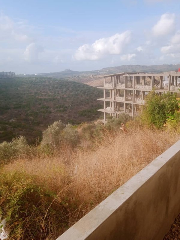 لدينا شقة مناسبة للبيع 